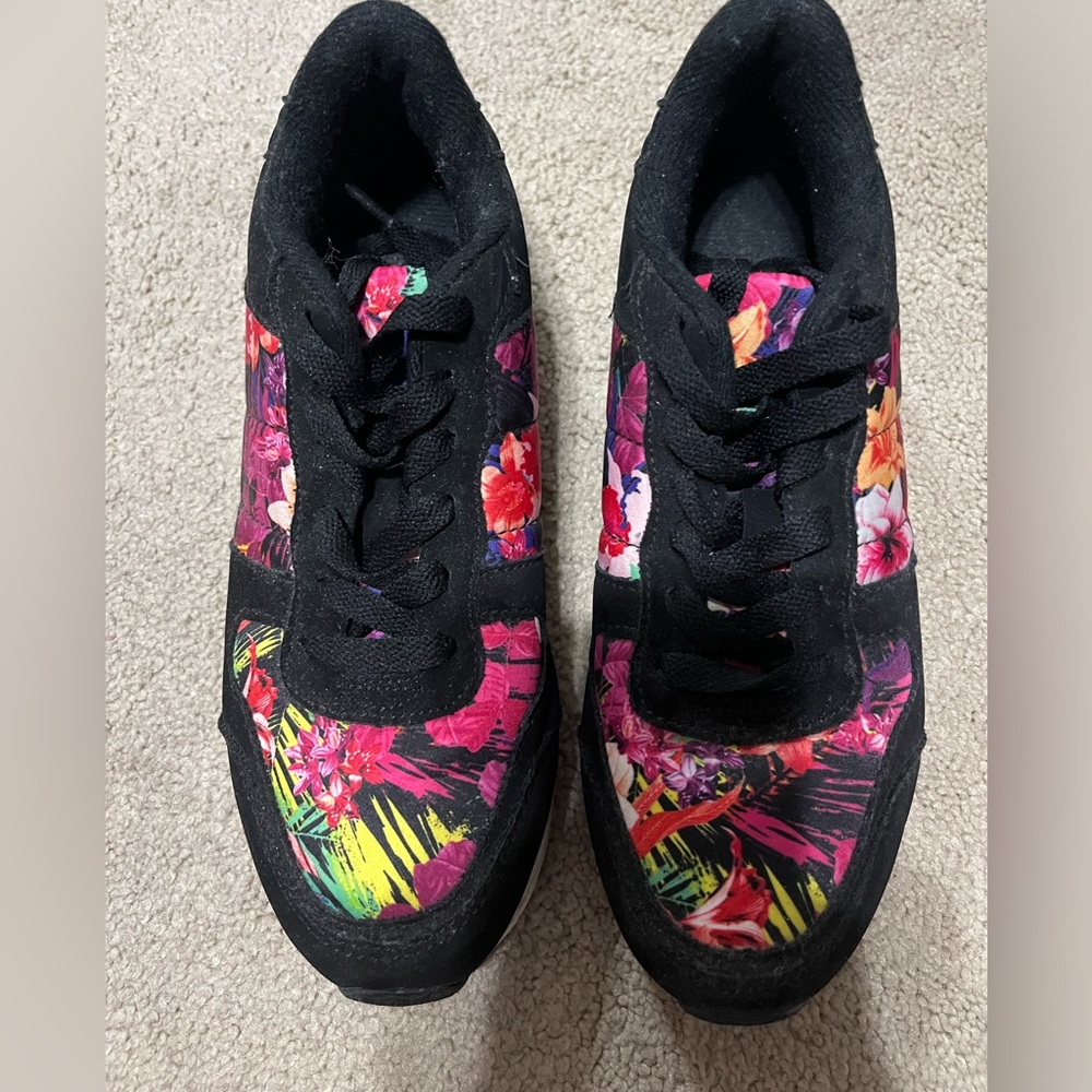 Women’s floral sneakers